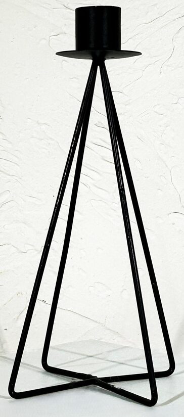 Piramīdas formas svečturis